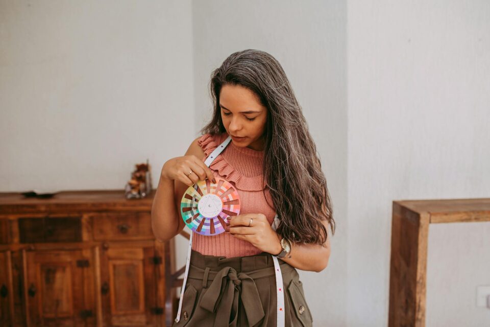 Guia Definitivo: Como Combinar Cores nas Roupas e Acertar Sempre no Look Diário — como combinar cores nas roupas sem errar na