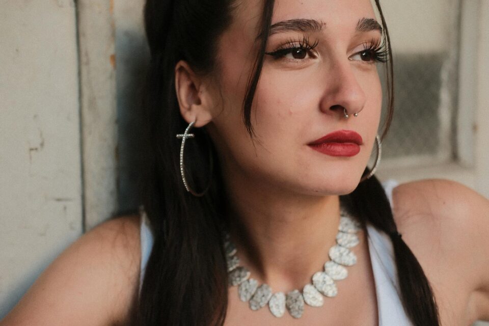 Domine a Arte: Como Acessórios Transformam Looks Básicos em Declarações de Estilo — como usar acessórios para transformar qua