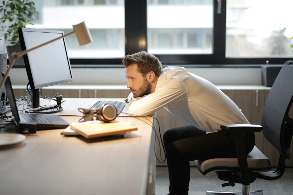 Postura Impecável no Trabalho: Guia Definitivo para Saúde e Produtividade Diária — dicas para manter uma boa postura ao longo