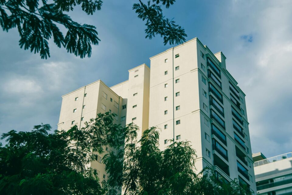 Ações vs. FIIs para Iniciantes: Guia Definitivo para Começar a Investir Certo — diferença entre ações e fundos imobiliários p