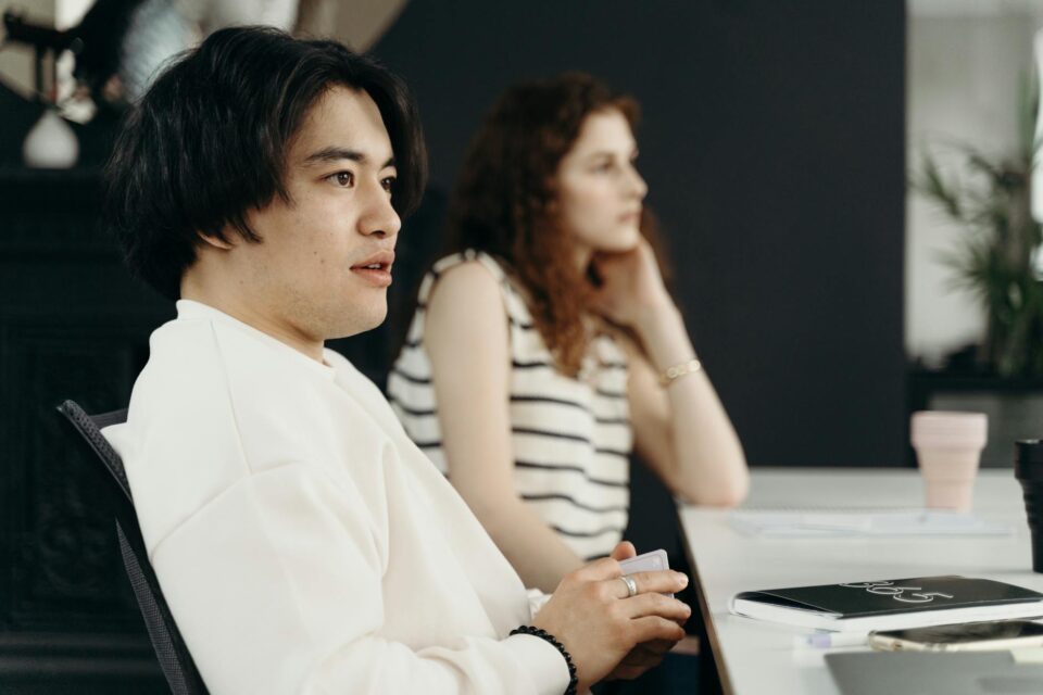 Para **OKRs na Prática: Como alinhar o time em direção a um objetivo único**, é fundamental definir Objetivos ambiciosos e Ke