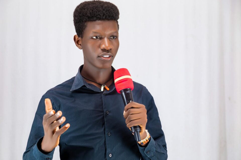 Para dominar a oratória de alto impacto e vender ideias em apresentações rápidas, foque na clareza da mensagem, estrutura per